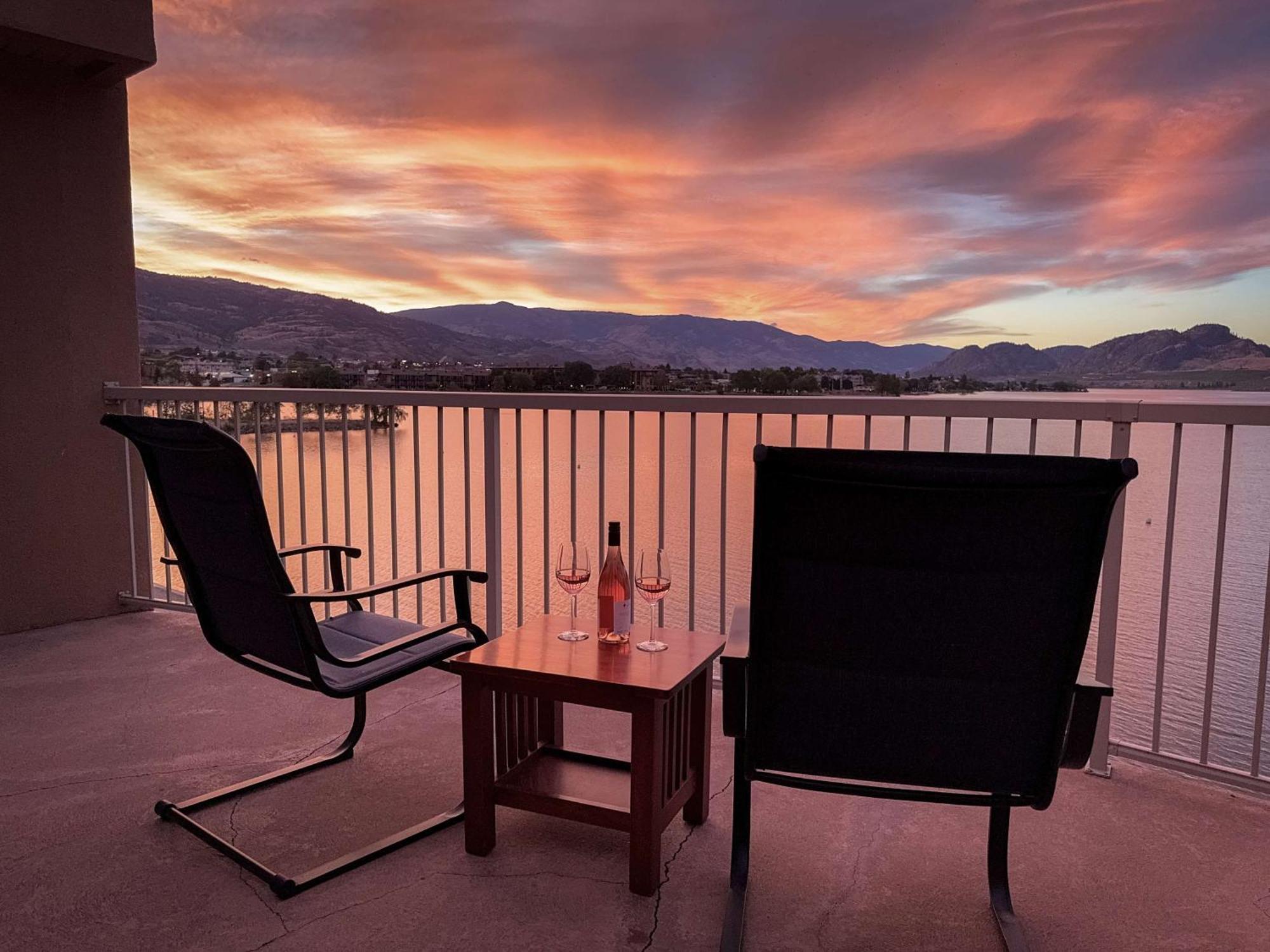 Coast Osoyoos Beach Hotel Exterior foto